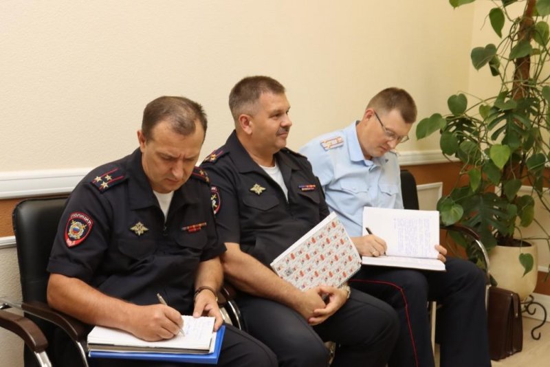 Генерал-лейтенант полиции Юрий Арсентьев в течение часа  отвечал на поступающие вопросы от жителей региона