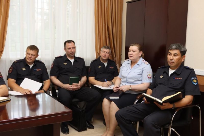 Генерал-лейтенант полиции Юрий Арсентьев в течение часа  отвечал на поступающие вопросы от жителей региона